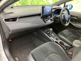 助手席側から運転席まで見渡せる、すっきりとした前席空間です。シートの座面や足元にも目が届き、同乗される方も車内でゆったり過ごせる雰囲気を感じられます。