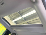 【ガラスルーフ】大型のガラスルーフ搭載で車内の解放感が一気にアップ!開放的なドライブをお楽しみいただけます。