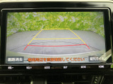 後退時に車両後方の映像を画面で確認でき、駐車スペースへ入れる際の目安として活用できます。画面には進路のガイド線も表示されるため、周囲を確認しながら操作できます。