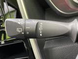 レバーにワイパー関連の表示が集まり、操作内容を確認しやすい設計です。運転席から手元で扱える位置にあり、天候の変化に合わせて使う装備として日常の運転を支えます。