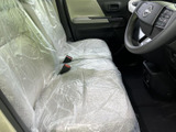 前席は左右のシートが並び、運転席まわりまで見渡しやすい空間です。シートには保護カバーが掛けられており、乗り込む方にも清潔感を感じていただけます。