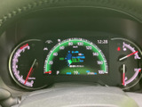 速度や燃料残量など、運転に必要な情報を一目で確認しやすい配置です。中央の表示も見やすく、走行中に視線を大きく外さず必要な情報を把握できる、実用的なメーターまわりです。
