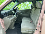 前席は明るい色合いで統一され、視界を遮りにくいすっきりとした運転席まわりです。足元にもゆとりがあり、乗り降りしやすい開口部とあわせて、毎日の運転を支えます。ぜひご覧ください。