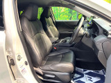 運転席まわりには十分なスペースがあり、大柄な方でもゆったり運転していただける環境です。