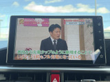テレビ番組を画面で楽しめる装備です。停車中の待ち時間には、映像を見ながら過ごせるのがうれしいポイント。画面の表示も確認しやすく、車内で過ごす時間の選択肢が広がります。