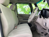 明るい色調のシートとドア内張りで、運転席まわりはすっきりとした印象です。窓からの視界も広く、座ったときに周囲を見渡しやすい、落ち着いた空間が広がります。