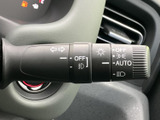 レバーには方向指示器やライトの表示がまとめられ、運転席から位置を確認しやすい配置です。状況に応じた操作を手元で行いやすく、日々の運転を支えます。