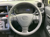 握りやすい形状のグリップに加え、手元にスイッチがまとまり、運転中も視線移動を抑えやすい配置です。メーターも正面にあり、毎日の運転を快適にサポートします。