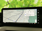 地図が画面いっぱいに表示され、周辺の道路や検索メニューを確認しやすい構成です。目的地を探す際にも画面を見渡しやすく、日々のお出かけをサポートします。