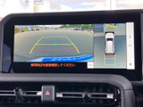 後方の映像に加えて車両周辺の状況も画面で確認でき、駐車時の安全確認をサポートします。目安線も表示されるため、車庫入れや狭い場所での切り返しにも役立ちます。