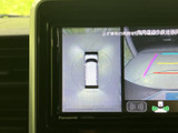 後方の映像に加えて車両周辺を上から捉えた表示もあり、駐車時に周囲の状況を確認する目安になります。画面のガイド表示と合わせて、車庫入れや切り返しをサポートします。