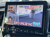 テレビ番組を画面に表示できるモニターを備えています。停車中の待ち時間にも映像を楽しめる装備で、画面の操作ボタンも周囲にまとまり、使いたい機能を確認しやすい仕様です。