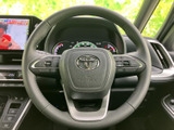 握りやすい形状のステアリングに、左右それぞれスイッチを配置。手元で車両の機能を扱いやすく、前方に視線を向けながら必要な操作を行える、日常の運転に便利な装備です。