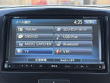 FM・AMやCD、SDカード、USB、Bluetoothなど、複数の音源を画面から選べます。使いたいメディアを見つけやすい表示で、普段の音楽再生やラジオ利用にも便利です。