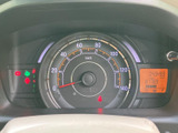 速度計やシフト位置、燃料残量などの表示がまとまり、運転中に必要な情報を確認しやすいレイアウトです。中央の大きなメーターと右側の表示部で情報を見分けやすく、日々の運転をサポートします。