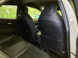 後席から前席の背面まで見渡せる車内は、落ち着いた色合いでまとまっています。座面や足元の様子も伝わり、同乗される方の乗り心地をイメージしやすい空間です。