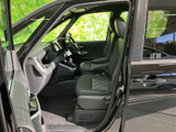 運転席は前方の見通しがよく、周囲の状況を把握しやすい室内レイアウトです。シートに腰掛けた際の落ち着きもあり、日々の通勤やお出かけを快適に支えます。