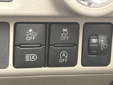 複数のスイッチが並び、それぞれのマークから機能を確認しやすい配置です。運転時に必要な設定を手元で選べるため、日々の移動をサポートする便利な装備として活躍します。