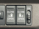 【両側パワースライドドア】スマートキーや運転席のスイッチで後席両側スライドドアの開閉が可能♪電動だから力を入れてドアを開ける必要が無く、小さなお子様でも簡単に開け閉めでき快適です♪