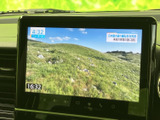停車中に映像を視聴できる画面を備えています。大きく表示されるため内容を確認しやすく、車内で過ごす時間の楽しみを広げてくれる装備です。