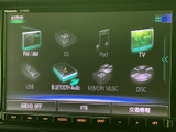 ラジオやディスク、USBなどの音源が画面に一覧表示され、使いたい項目を選びやすい構成です。通勤やお出かけの際にも、好みに合わせて車内の音楽を楽しめます。