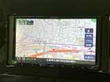 地図上に道路や周辺施設が表示され、現在地周辺を確認しながら目的地を探せる画面です。表示範囲の切替や詳細表示にも対応しており、行き先の確認をしながら移動したい方に便利です。