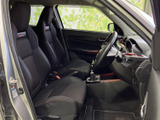 前席は運転席と助手席が並び、ドアを開けた際に乗り込みやすい配置です。シートや足元まわりは落ち着いた色合いでまとまり、運転席からの視界も広く確保されています。