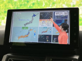 テレビ番組を画面で楽しめる装備です。停車中の待ち時間も映像を見ながら過ごせるのがうれしいポイント。画面には番組情報が表示され、内容を確認しやすい構成です。