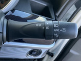 レバーには複数の表示がまとまり、手元で機能を確認しやすい配置です。運転姿勢を保ったまま扱える位置にあり、日常の運転時に必要な操作へスムーズにアクセスできます。