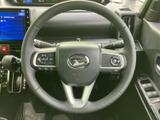 手元にスイッチがまとまり、運転姿勢を保ちながら必要な操作に手を伸ばしやすい設計です。握りやすい形状で、運転中の視線移動を抑えたい方にも使いやすい装備です。