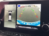 車両後方の映像に加えて周囲を上から見た表示も確認でき、駐車時の状況把握に役立ちます。画面上のガイド表示も目安になり、車庫入れや狭い場所での取り回しをサポートします。