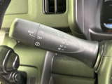 レバーに表示がまとまり、必要な機能を運転席から確認しやすい構成です。手元で扱える操作系として、雨天時など状況に応じた使い分けをしやすく、日常の運転をサポートします。
