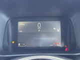 速度やシフト位置、燃料残量など、運転に必要な情報が一つの画面にまとまっています。表示が見渡しやすく、走行前や停車時にも車両の情報を確認しやすい、日々の運転を支える構成です。