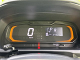 速度や燃料残量などの情報を運転席前方で確認できるメーター表示です。必要な情報がまとまっており、走行前や停車時の確認にも役立ちます。視線移動を抑えやすい配置です。