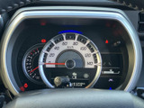 速度やエンジン回転数、燃料残量などの情報が運転席前にまとまり、走行中も確認しやすいレイアウトです。各種表示灯も備わり、車両の状況を把握する際に役立ちます。