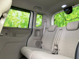後席は明るい内装色と広い窓が印象的で、車内に開放感をもたらしています。座面と背もたれが並ぶゆったりした空間で、同乗者も落ち着いて過ごせる雰囲気です。