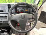 インテリアに合わせたデザインのステアリングは、運転される方のことも考え、運転しやすい形状、大きさです。是非一度、実際に触ってお確かめください。