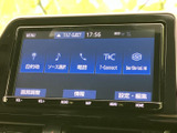 目的地や音源、電話などの項目が画面にまとまり、必要な機能を選びやすい構成です。メニュー表示も見分けやすく、移動中の案内確認や音楽選びをスムーズにサポートします。