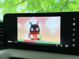 画面いっぱいに映像が表示され、停車中の待ち時間などにテレビ視聴を楽しめます。操作メニューも画面脇にまとまり、映像を見たいときに扱いやすい構成です。
