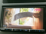 停車中にテレビ番組や映像を楽しめる画面を備えています。お出かけ先での休憩時間など、車を停めた際の過ごし方が広がります。画面表示も大きく、内容を確認しやすいのが魅力です。