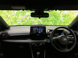 前方へ広がる視界と、運転席から見渡しやすい配置が日々の運転をサポートします。各部が手の届きやすい範囲にまとまり、乗り込んだ際も使いやすい空間です。