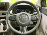 握りやすい形状のステアリングで、運転中も自然な姿勢でハンドル操作ができます。メーター類を前方に確認しながら運転でき、毎日の移動にも扱いやすい装備です。
