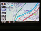 道路や周辺施設を地図上で確認でき、現在地を把握しながら目的地までの道筋を検討できます。表示範囲を切り替えられるため、近くの道から広域まで見渡したい時にも便利です。