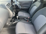 前席からはセンターまわりまで見渡せ、運転席と助手席それぞれに座りやすいシートが備わります。明るい柄の座面が室内に彩りを添え、清潔感のある落ち着いた空間です。
