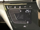 【オートエアコン】一度お好みの温度に設定すれば、車内の温度を検知し風量や温度を自動で調整。暑い&hellip;寒い&hellip;と何度もスイッチ操作をする必要はありません。快適な車内空間には必須の機能ですね♪