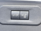 【パワーバックドア】スマートキーや運転席のボタンを押すだけでリアゲートが自動で開閉します!荷物を持っている時や、高い位置にあるバックドアを閉める際に便利な機能です♪