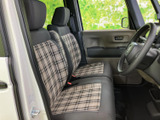 チェック柄のシート表皮が車内のアクセントとなり、落ち着いた色合いの内装と調和しています。運転席まわりは前方を見渡しやすく、座った際もゆったりした印象です。