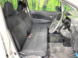 運転席まわりには十分なスペースがあり、大柄な方でもゆったり運転していただける環境です。
