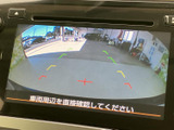 後方の様子を画面で確認でき、ガイドラインも表示されるため、駐車時に車両周辺の状況を把握する目安になります。見えにくい後方を目で確かめる際の補助として、日々の駐車をサポートしてくれる便利な装備です。