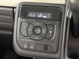 【オートエアコン】一度お好みの温度に設定すれば、車内の温度を検知し風量や温度を自動で調整。暑い&hellip;寒い&hellip;と何度もスイッチ操作をする必要はありません。快適な車内空間には必須の機能ですね♪